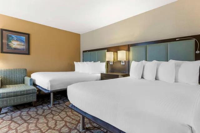 غرفة بسريرين كوين بحوض استحمام لذوي الإعاقة، Best Western Plus Oceanside Palms 1/3