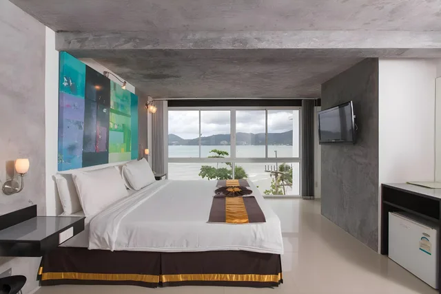 غرفة ديلوكس بسرير كينج بإطلالة على البحر بشرفة، The Front Hotel And Apartment 1/2