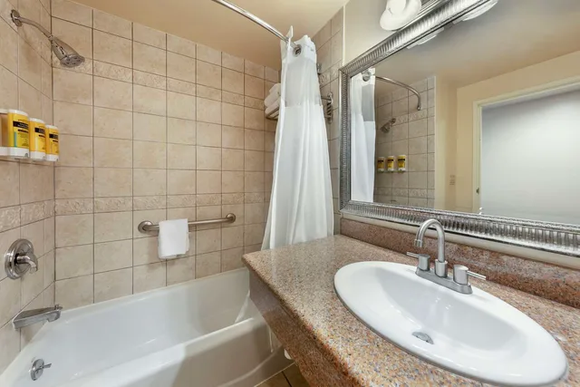 جناح عائلي بسريرين كوين مع أريكة بمنطقة جلوس، Best Western Plus Country Park Hotel 7/7