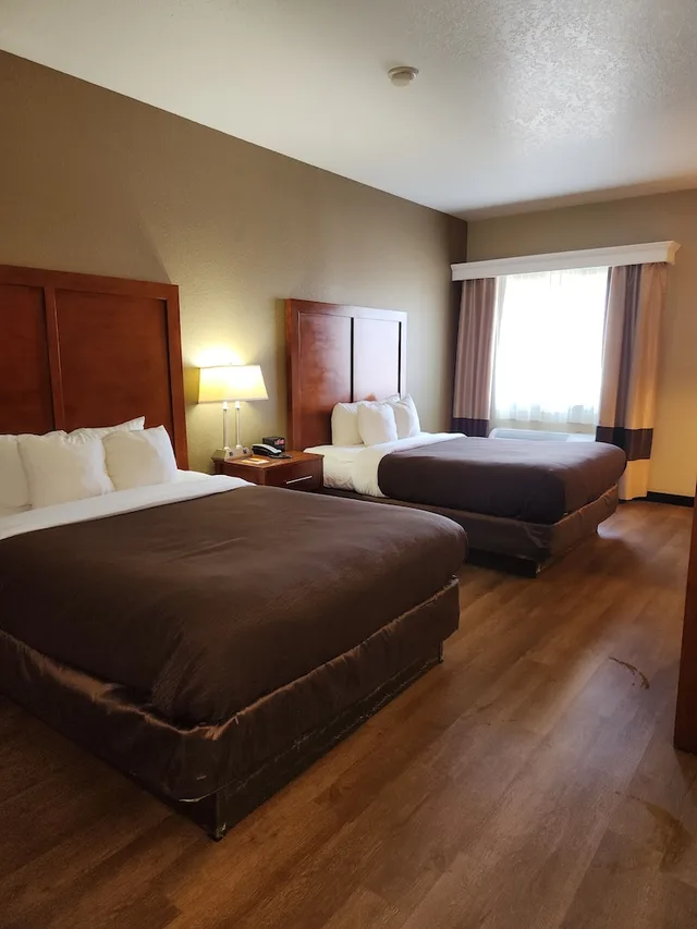 غرفة بسريرين كوين يُسمح فيها بالحيوانات الأليفة، Comfort Inn Bolivar, MO 2/3