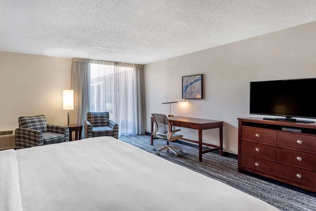 غرفة بسرير كينج، Clarion Inn Sheffield Muscle Shoals 3/4