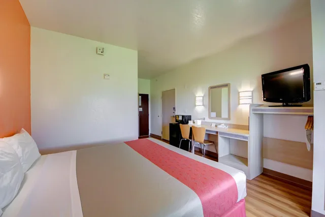 1 King Bed - Mobility Accessible Tub, Nsmk، Motel6 El Reno, OK 6/9