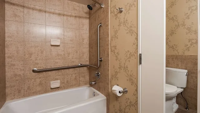 غرفة قياسية كبيرة بسريرين كوين في الملحق، Best Western Plus Silver Saddle Inn 6/7