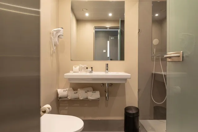 Renovated, Double Bed، Alif Campo Pequeno 5/7