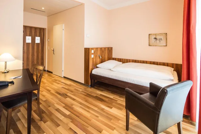 غرفة اقتصادية مفردة بسرير مزدوج، Hotel Schweizerhof Basel 1/5