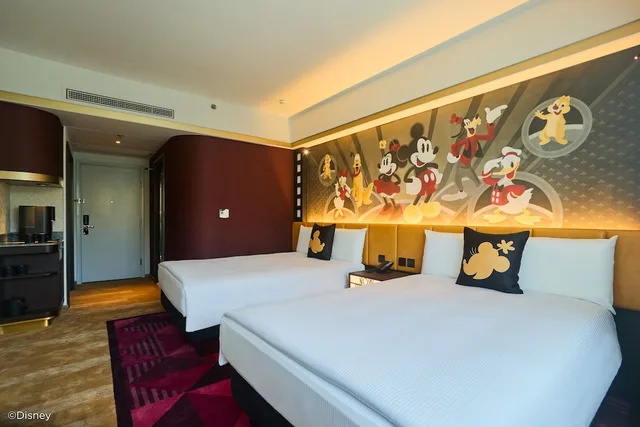 Mickey and Friends Deluxe Room، Disneys Hollywood Hotel 2/5