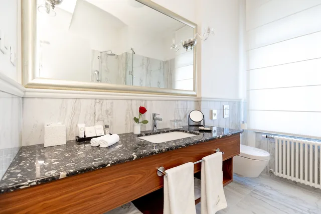 جناح ديلوكس بسرير كينج وسرير كوين مع سرير سحّاب إضافي، Le Premier Boutique Hotel 6/7