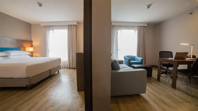 جناح بسرير كينج بغرفتين، Embassy Suites by Hilton Bogota Rosales 1/8