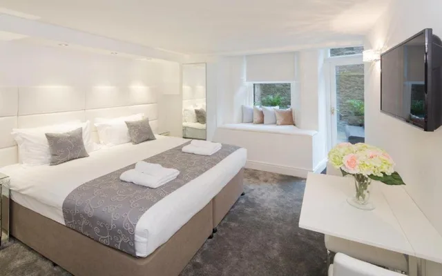 Studio, Suite, Edinburgh Castle Apartments And Suites 1/2