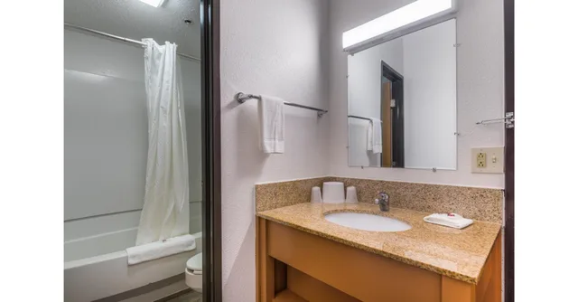 غرفة بسرير كوين لذوي الإعاقة، Motel6 Bridgeview, IL 4/5