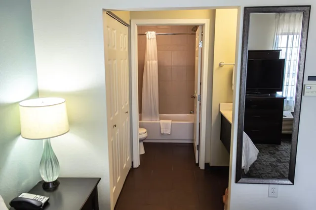 استوديو بسرير كوين، Staybridge Suites Minot 2/2