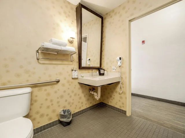غرفة قياسية بسرير كوين لذوي الإعاقة، HOLIDAY INN LETHBRIDGE 9/10