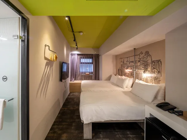 غرفة عائلية ثلاثية، Cho Hotel 1/2