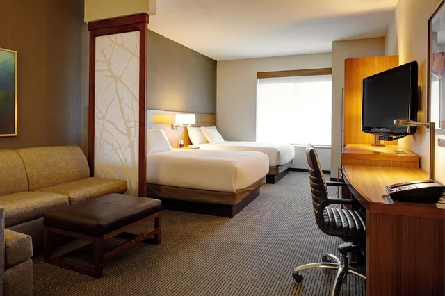 غرفة بسريرين كوين مع أريكة في طابق مرتفع، Hyatt Place Calgary Airport 1/3