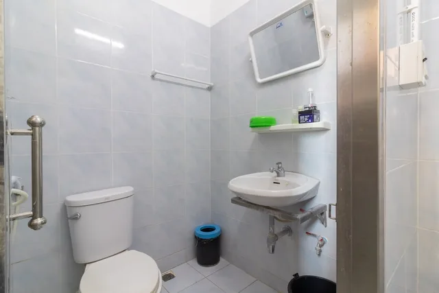 غرفة قياسية ثلاثية بسرير مزدوج وسرير فردي بحمام مشترك، New Central Guesthouse 2/2