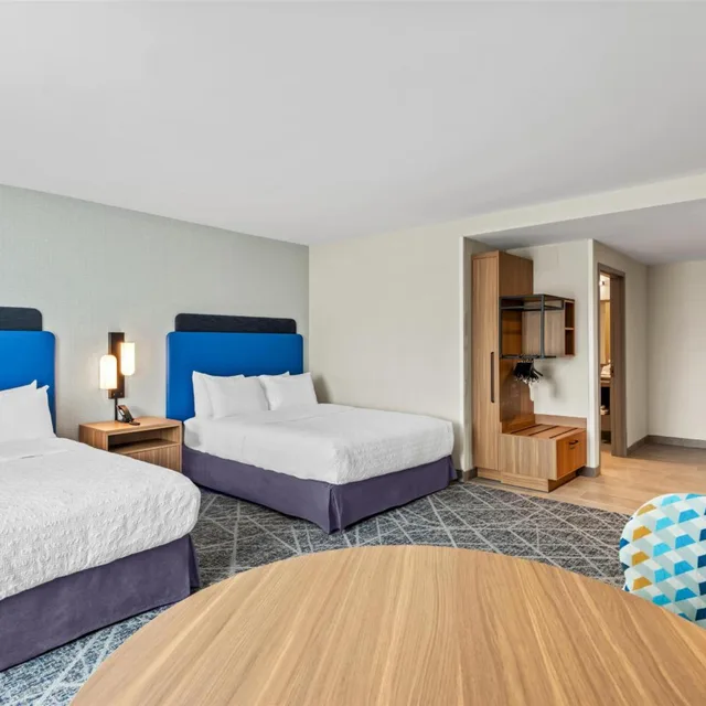 غرفة بسرير كينج وسريرين كوين بحوض استحمام لذوي الإعاقة، Hampton Inn Cooperstown 1/4