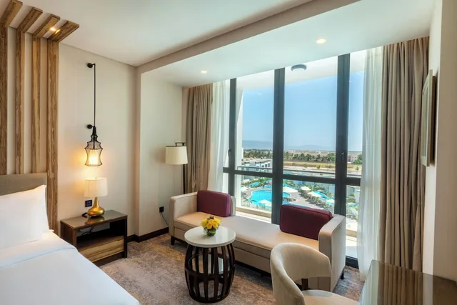 غرفة بريميير بسرير كينج بإطلالة على المسبح بشرفة، Millennium Resort Salalah 3/4
