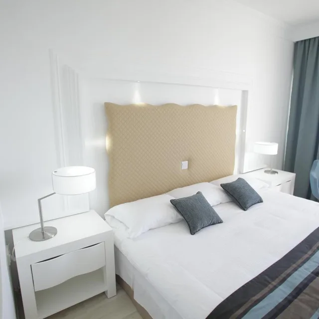 غرفة سوبيريور بإطلالة على البحر مع أريكة، Leonardo Plaza Cypria Maris Beach Hotel And Spa - Adults Only 1/5