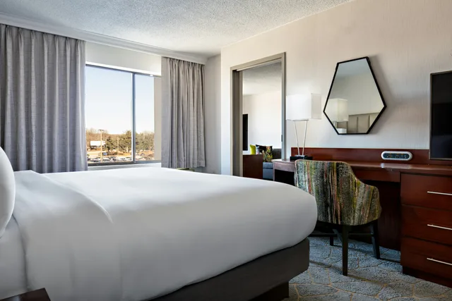 2 Rooms, Ambassador, Suite, King Bed، DoubleTree by Hilton Fairfield Hotel & Suites 1/2