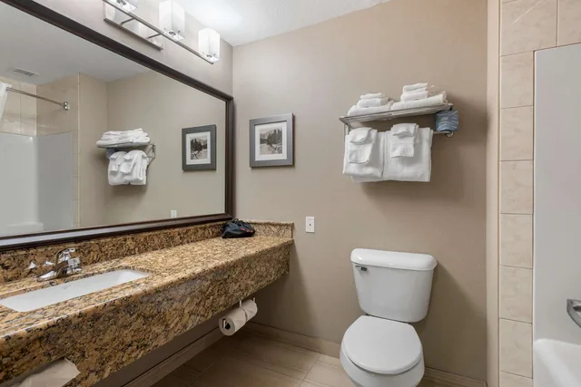 جناح بسرير كينج مع أريكة بمطبخ صغير، Best Western Plus Fernie Mountain Lodge 3/3