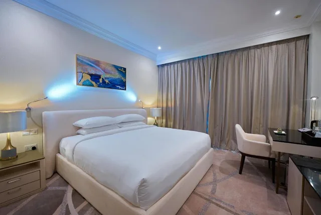 غرفة بريميوم بسرير مزدوج، Grand Regency Doha Trademark Collection by Wyndham 1/2