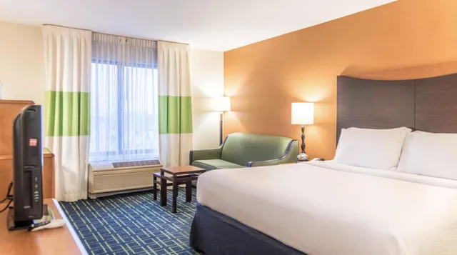 غرفة بسرير كينج مع أريكة بحوض استحمام لذوي الإعاقة، Fairfield Inn Suites Muskegon Norton Shores 1/3