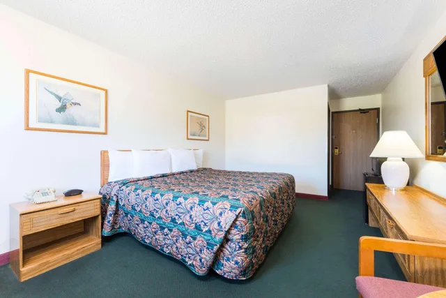 Efficiency, 3 Queen Beds، Super 8 by Wyndham Warrenton 2/4