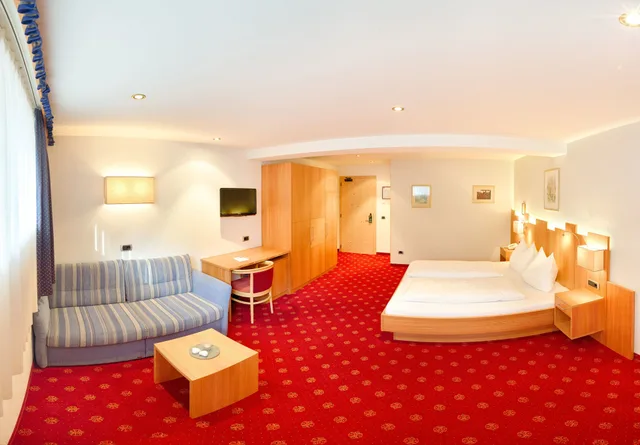 غرفة رباعية بسريرين كوين بشرفة بغرفتي نوم مع أريكة، Granpanorama Hotel StephansHof 2/4