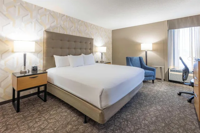 غرفة بسرير كينج في طابق مرتفع لذوي الإعاقة، Drury Inn and Suites St Louis Airport 1/6