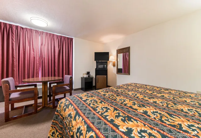غرفة بسرير كينج لذوي الإعاقة، The Wander Hotel, a Ramada by Wyndham 3/6