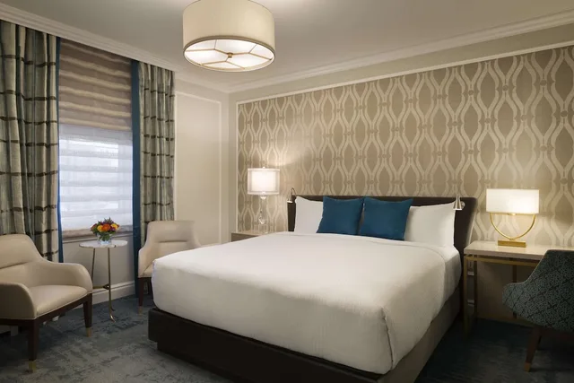 Fairmont, King Bed, City View، Fairmont Empress Hotel 3/9