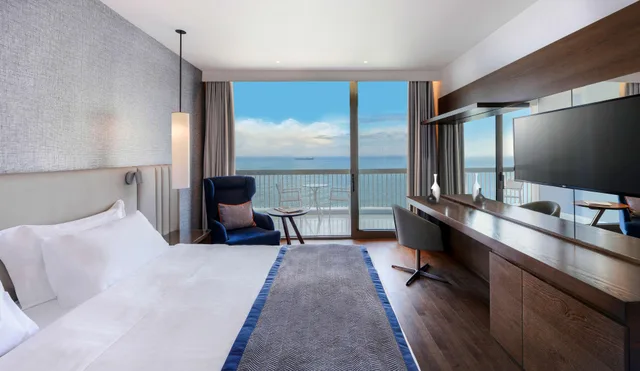 غرفة تنفيذية بسرير مزدوج بإطلالة على البحر، Makedonia Palace, WorldHotels Luxury 2/3