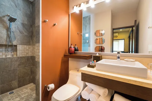 جناح فاخر بسرير كينج وسرير كوين بغرفتي نوم بإطلالة جزئية على البحر، Resorts By Pinnacle 220 7/7
