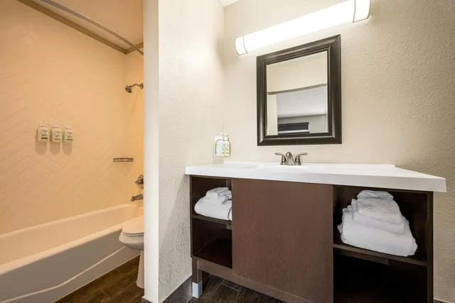 Room, 3 Queen Beds, Queen Bed, No Elevator، Baymont by Wyndham Kingman 3/3