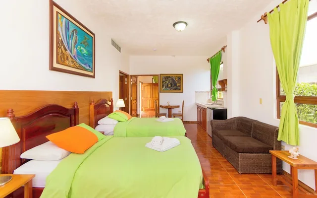 جناح عائلي بسريرين منفصلين وسرير كينج بإطلالة على الحديقة بشرفة بغرفتي نوم، Twin Lodge Galapagos Hotel 8/9