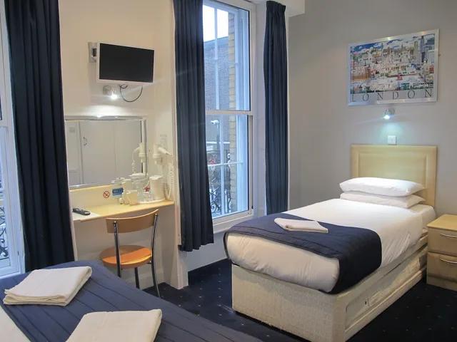 غرفة ثلاثية بسرير مزدوج وسرير فردي مع سرير إضافي، Alhambra Hotel 2/8
