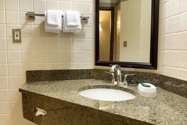 غرفة بسرير كينج بشرفة في طابق مرتفع، Drury Inn and Suites San Antonio Riverwalk 2/3