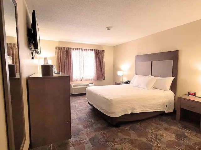 غرفة بسرير كوين في المبنى الرئيسي، Shooting Star Casino & Hotel 2/3