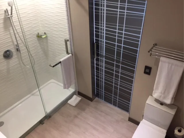 غرفة ديلوكس بسرير كينج بشرفة، AC HOTEL BY MARRIOTT GUATEMALA CITY 1/2