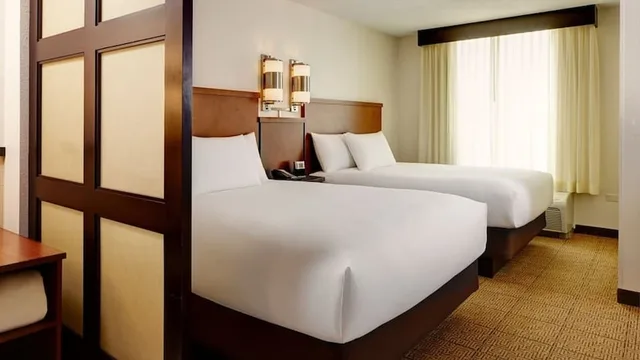 غرفة بسريرين كوين مع أريكة في طابق مرتفع، Hyatt Place Corpus Christi 1/3