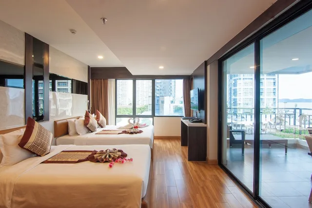 غرفة بريميوم ثلاثية بسرير كوين بحوض استحمام، Golden Jomtien Beach Hotel 1/7