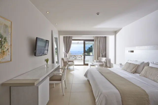 جناح جونيور بسرير كوين بجاكوزي، Kassandra Bay Resort, Suites and Spa 1/5