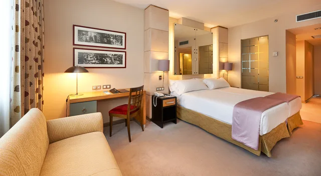 غرفة قياسية بسرير مزدوج بإطلالة، Hotel Hesperia Barcelona Presidente 4/4
