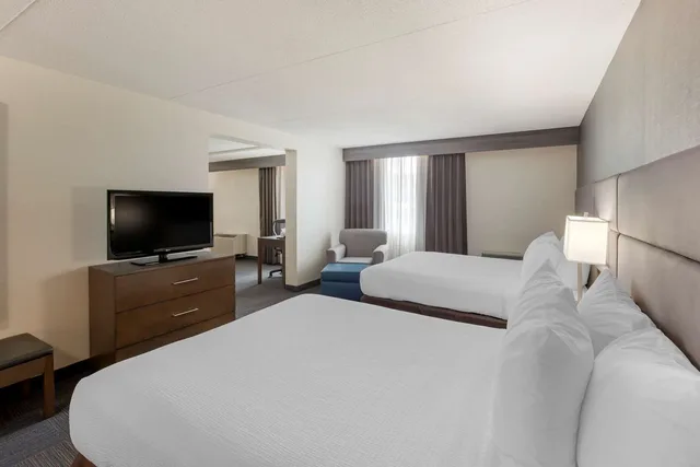غرفة بسرير كينج وسريرين كوين، Best Western Plus Toronto Airport Hotel 10/12