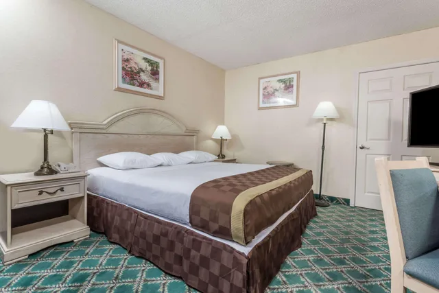 غرفة بسرير كوين، Travelodge by Wyndham San Francisco Airport North 1/1