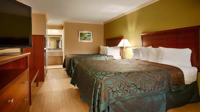 Standard, 2 Queen Beds, Accessible, Best Western Paradise Inn 3/7