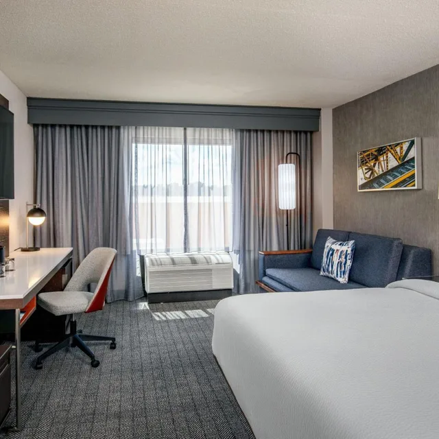 غرفة بسرير كينج مع أريكة بحوض استحمام لذوي الإعاقة، Courtyard by Marriott Boston Billerica Bedford 3/8