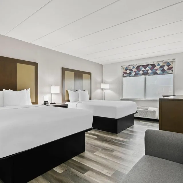 غرفة بسريرين كوين لذوي الإعاقة، La Quinta Inn & Suites by Wyndham Sturbridge 3/5