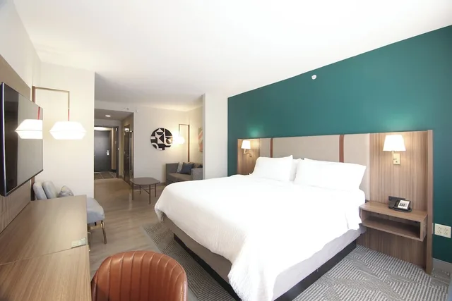 غرفة قياسية بسرير كينج مع أريكة، Holiday Inn Rock Hill 1/7