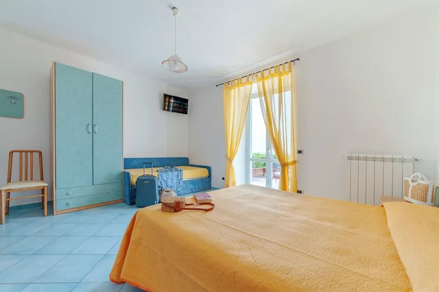 غرفة رباعية بسرير مزدوج وسرير بطابقين، HOTEL POGGIO DEL SOLE 1/4